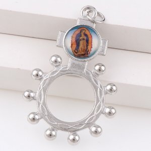 Strieborný prsteň s vyobrazením Panny Márie